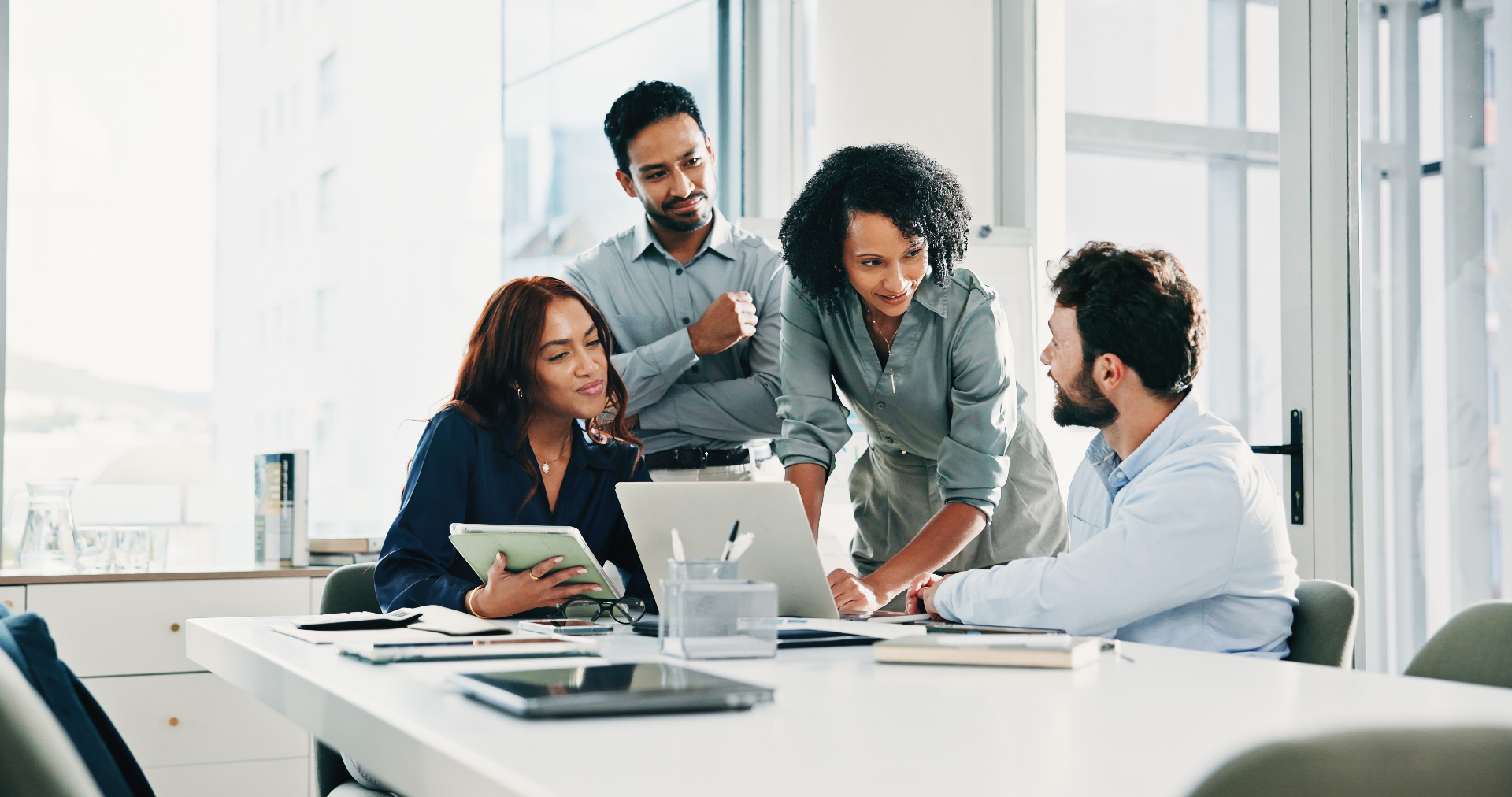 Equipa a colaborar com a Employee Experience Platform